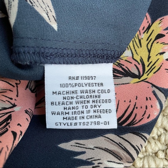 Collective Concepts Lauralai Keyhole Blouse - Picture 7 of 7